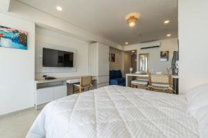 TV a/nebo společenská místnost v ubytování CB Lujoso Apartasuit -Vista al mar-linda piscina-cerca al Aeropuerto