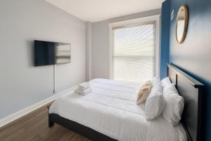 Ένα ή περισσότερα κρεβάτια σε δωμάτιο στο Modern King Loft Playhouse Sq & CSU