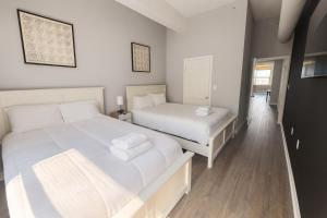 Ένα ή περισσότερα κρεβάτια σε δωμάτιο στο Modern King Loft Playhouse Sq & CSU