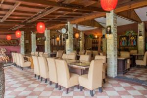 Un restaurante con una mesa y sillas en una habitación. en Talita Mountain Resort, en Ciseureuh 78 fotos más