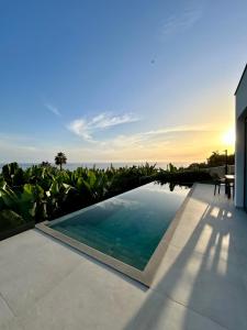 Bazén v ubytování Eco Fajã Villas nebo v jeho okolí