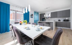 Η κουζίνα ή μικρή κουζίνα στο Gorgeous Home In Labin