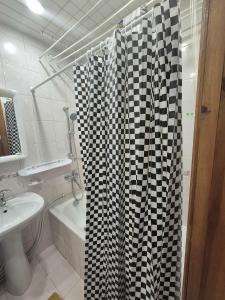 a bathroom with a black and white shower curtain at Pas Vanda in VNO