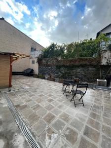バート・シュヴァルバッハにあるTuhi Ferienwohnung freiの石壁のパティオ(椅子2脚付) +4枚の写真