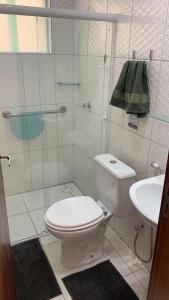 a bathroom with a toilet and a shower and a sink at Terraço da Serra Flat - Casa em Serra Negra PE in Bezerros