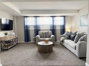 una sala de estar con un sofá y una mesa en Riverside Retreat Apartments, en Evansville