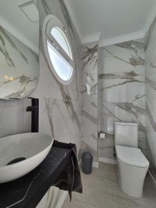 Ένα μπάνιο στο Exclusive villa with heated saltwater pool, roof terrace with beautiful views in Mogán