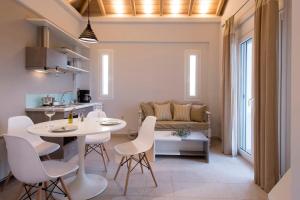 フィニクーダにあるKotroni Villasのキッチン、リビングルーム(白いテーブル、椅子付)