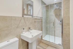 Et badeværelse på Seascape - North East Escapes + 16 billeder