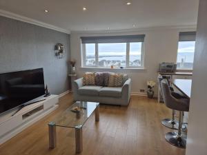 Μια τηλεόραση ή/και κέντρο ψυχαγωγίας στο Seafield Crt, North Shore Beach