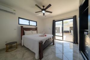 TV a/nebo společenská místnost v ubytování Brand New Modern Caribbean Retreat 3BR