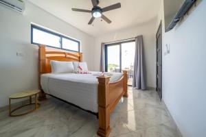 Postel nebo postele na pokoji v ubytování Brand New Modern Caribbean Retreat 3BR + 18 fotografií