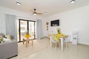 Μια τηλεόραση ή/και κέντρο ψυχαγωγίας στο Sylish 2 Bed Retreat in Bayahibe