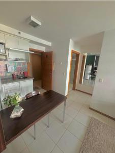 Una cocina con una mesa de madera en una habitación. en Bem Localizado e Confortável!, en Brasilia 32 fotos más