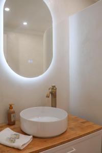 a bathroom with a sink and a mirror at Magnifique Studio moderne in Pierrefeu-du-Var