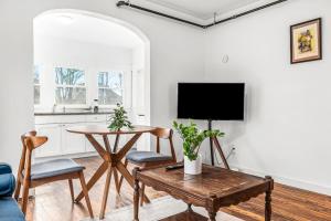 Μια τηλεόραση ή/και κέντρο ψυχαγωγίας στο Luxury Holbrook Apartment