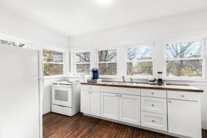 Η κουζίνα ή μικρή κουζίνα στο Luxury Holbrook Apartment