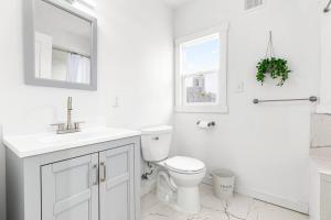 Ένα μπάνιο στο Luxury Holbrook Apartment +9 φωτογραφίες