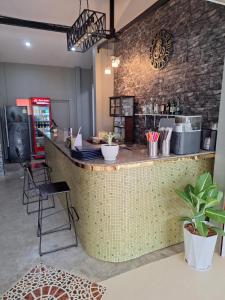 a bar in a restaurant with a brick wall at Mango Paradise, in der Nähe des Black Mountain Golf Clubs in Hua Hin