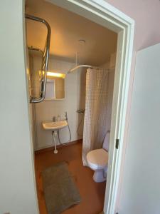 Ένα μπάνιο στο Practical Apartment for 2