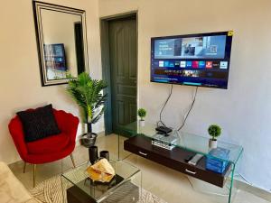 Una televisión o centro de entretenimiento en Cosy One Bedroom in Salama with Solar & Wifi