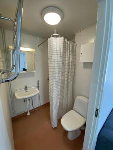 Ένα μπάνιο στο Practical Apartment for 2