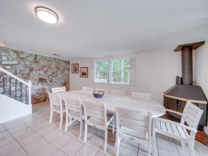 Posezení v ubytování 3 BR Cozy Lakefront Cottage