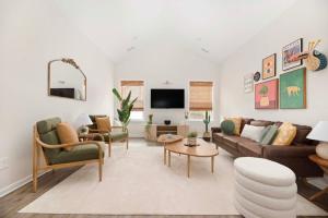 Mount HollyにあるCharming 3BR Belmont Bungalowのソファと椅子とテレビのあるリビングルーム