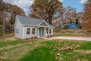 Mount HollyにあるCharming 3BR Belmont Bungalowの車道のある庭にある小さな白い家