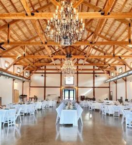 Mount HollyにあるCharming 3BR Belmont Bungalowの白いテーブルとシャンデリアのある大宴会場