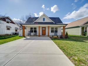 Mount Hollyにある3BR Cozy Mt. Holly River Retreat USNWC Fire Pitの白い家