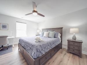 Mount Hollyにある3BR Cozy Mt. Holly River Retreat USNWC Fire Pitのベッドルーム1室(ベッド1台、動物2匹の詰め物付) +46枚の写真