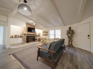 Una sala de estar con un sofá y una chimenea. en Warm Days and Cool Knights Fire Pit Boat Rental, en Mayhew