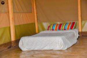 Katil atau katil-katil dalam bilik di Oldonyo Musa Camp Amboseli