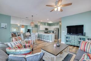 Kuchyň nebo kuchyňský kout v ubytování Lovely Tybee Condo Short Walk to the Beach with Lots of Amenities