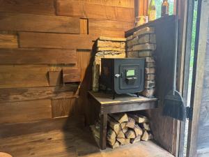 una tv seduta su un tavolo accanto a un muro di Playhouse Conifer - Vacation STAY 42761v a Mikage 1 altra foto