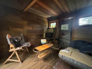una camera con un letto e un tavolo in una cabina di Playhouse Conifer - Vacation STAY 42761v a Mikage