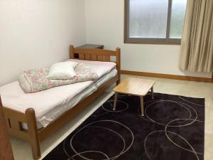 a small bedroom with a bed and a table at Ichigoso - Vacation STAY 19648 in Ichihara
