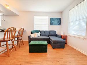 Χώρος καθιστικού στο Unobstructed Oceanfront SEA TURTLE Unit 2 Beach Pad!