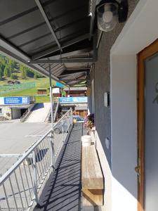 een balkon van een treinstation met een bankje bij Appartamento Guido Pina in Livigno