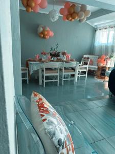 Una sala de estar con una mesa y un comedor. en casa bella, en Hartbeespoort