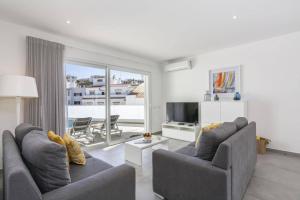 Una sala de estar con dos sofás y un televisor. en Villa Dona Leonor by Villa Plus, en Carvoeiro