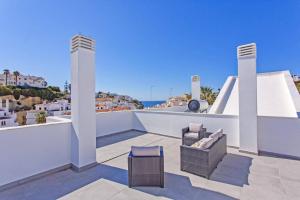 Un balcón con sillas y vista al mar. en Villa Dona Leonor by Villa Plus, en Carvoeiro