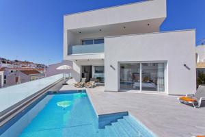 una villa con piscina y una casa en Villa Dona Leonor by Villa Plus, en Carvoeiro