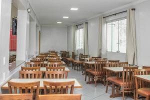 a room full of tables and chairs in a restaurant at Campos Gerais Hotel - Próximo a Rodoviária e Mercados Turísticos in Belo Horizonte