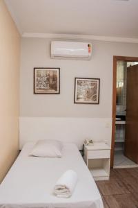 Ένα ή περισσότερα κρεβάτια σε δωμάτιο στο Campos Gerais Hotel - Próximo a Rodoviária e Mercados Turísticos