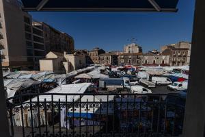 un parcheggio con un gruppo di auto parcheggiate di Fiera & Luna appartament a Catania
