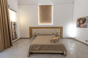 una camera da letto con un letto grande in una stanza di Fiera & Luna appartament a Catania