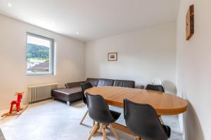 una sala de estar con una mesa y un sofá en Mount Pilatus view Apartment Lucerne with free parking & WIFI, en Lucerna