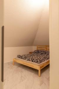 un dormitorio con una cama en una habitación en Mount Pilatus view Apartment Lucerne with free parking & WIFI, en Lucerna 29 fotos más